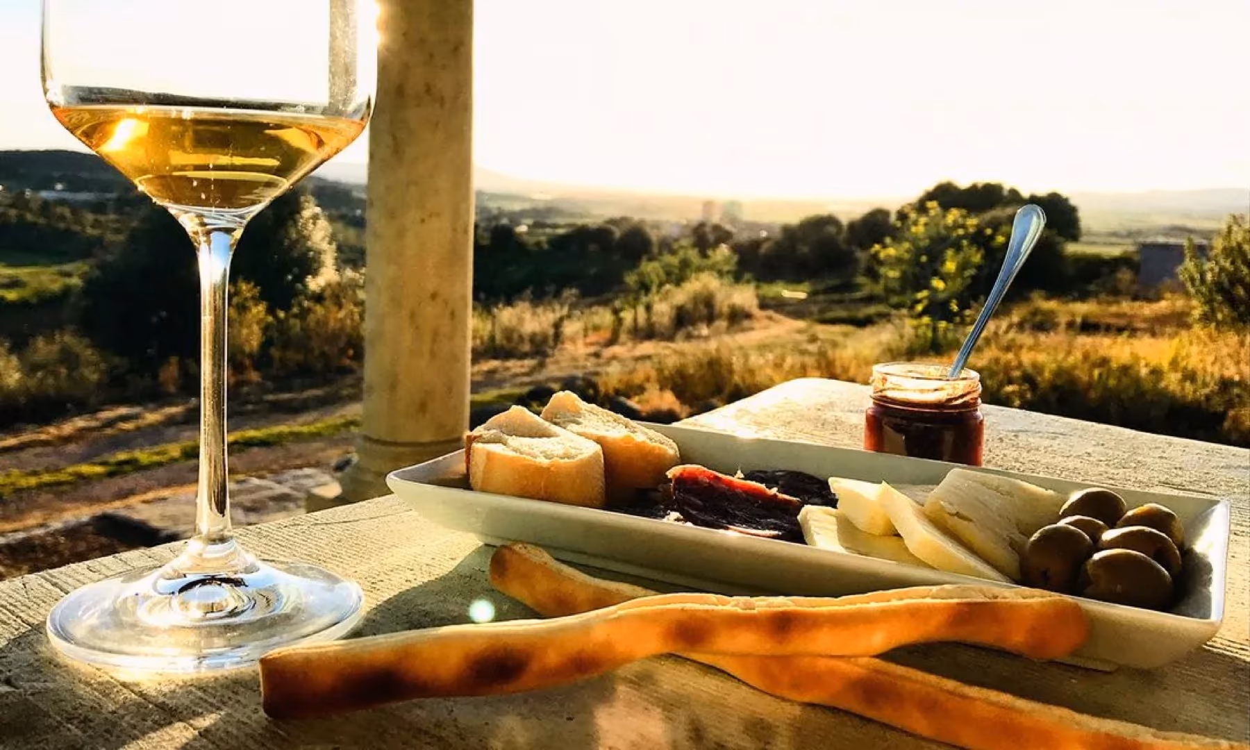 Aperitivo sul terrazzo con vista sulla campagna