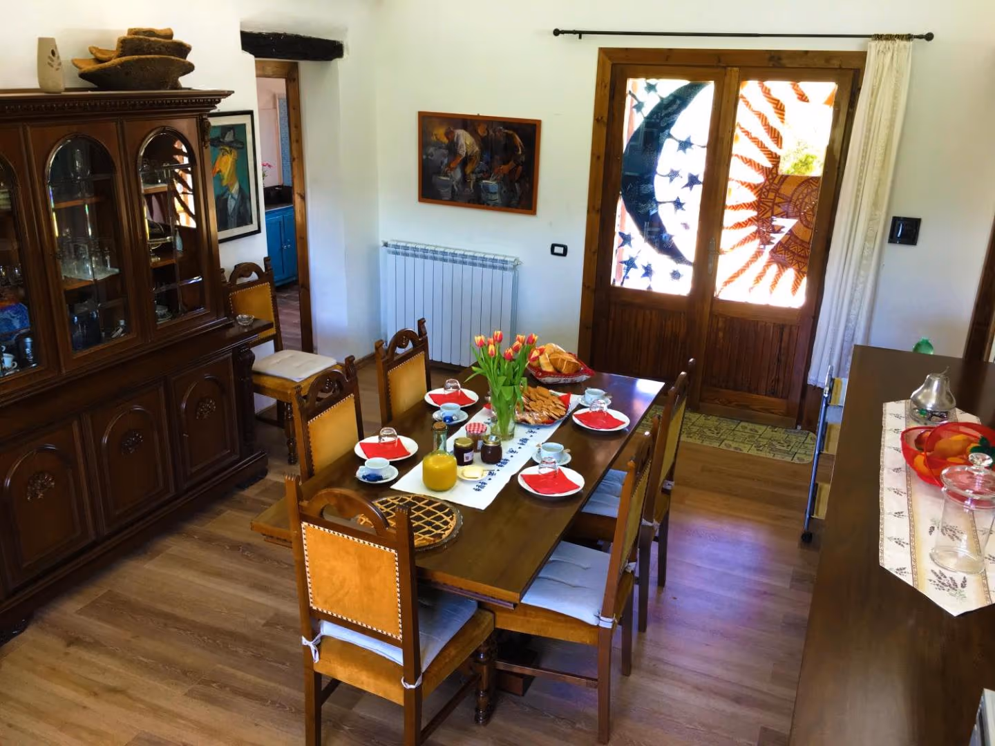 La sala da pranzo con la tavola apparecchiata