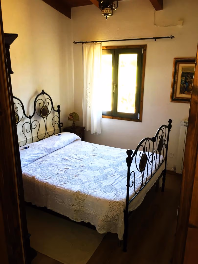 La camera matrimoniale con letto in ferro battuto