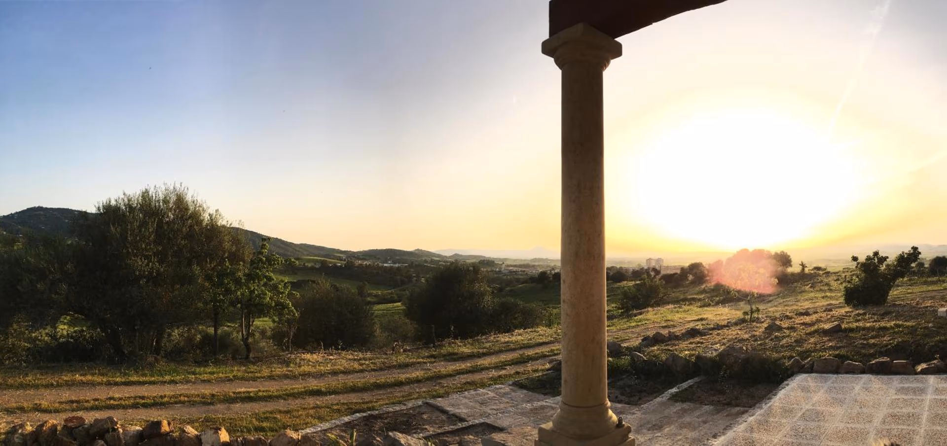 La vista dal portico al tramonto
