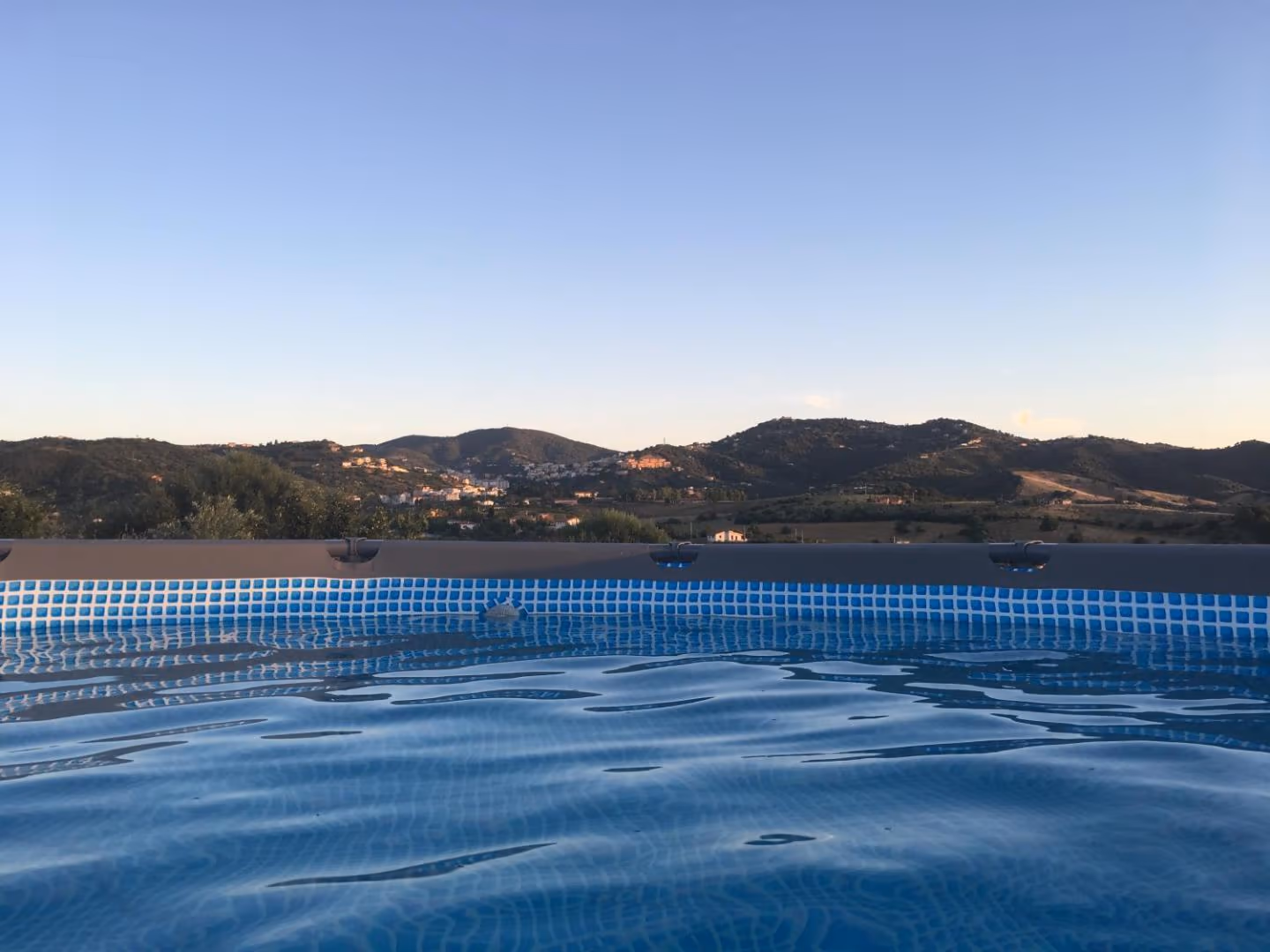 La piscina affacciata sulle colline del Logudoro