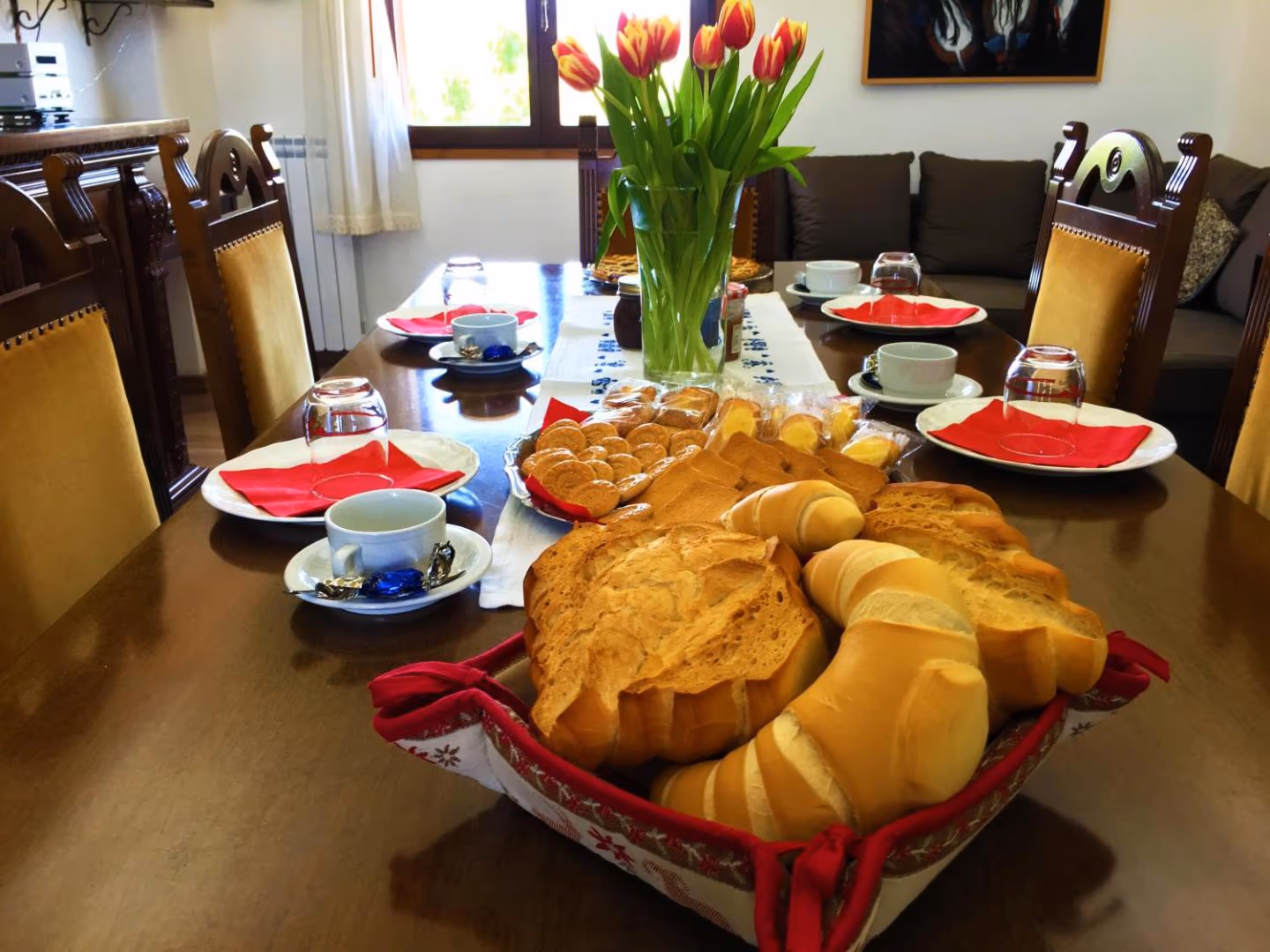 La colazione in tavola, con dolci e frutta