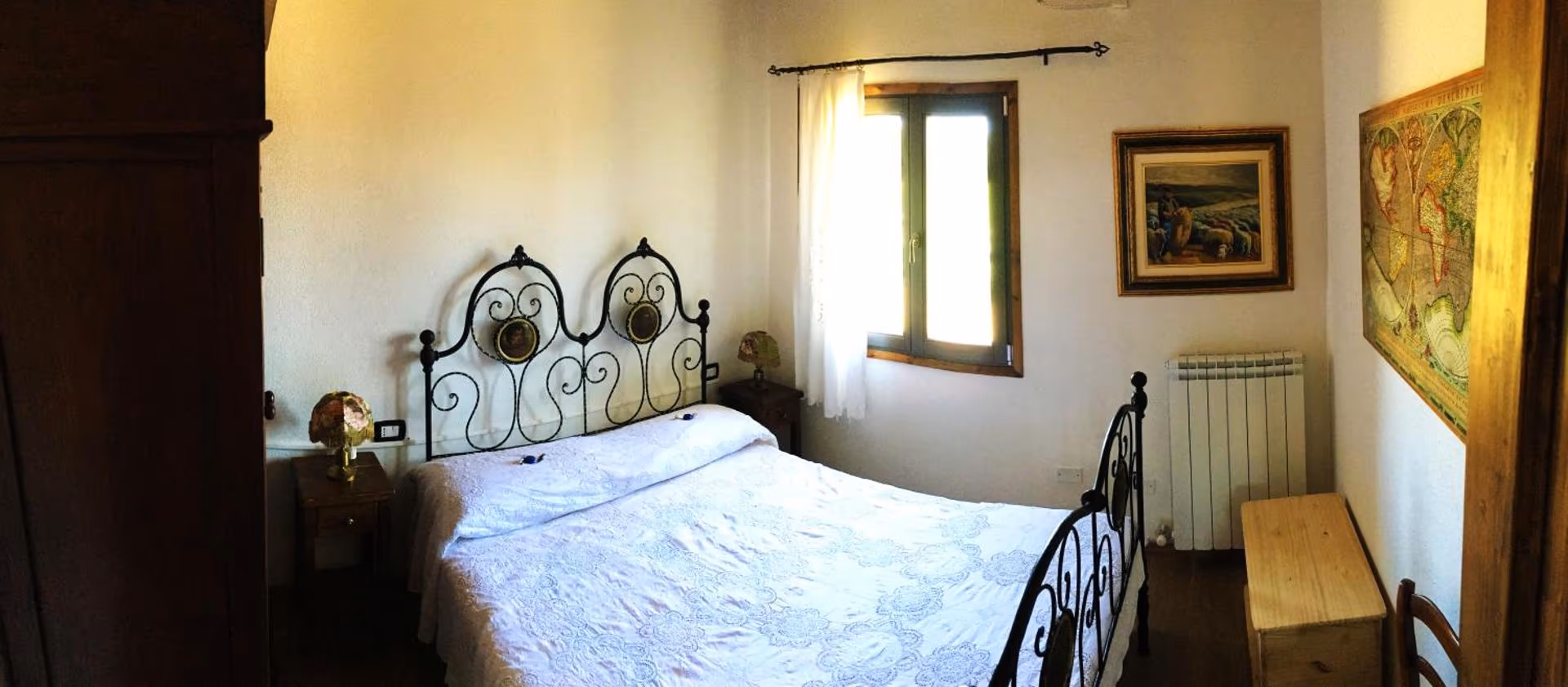 La camera matrimoniale vista dalla finestra