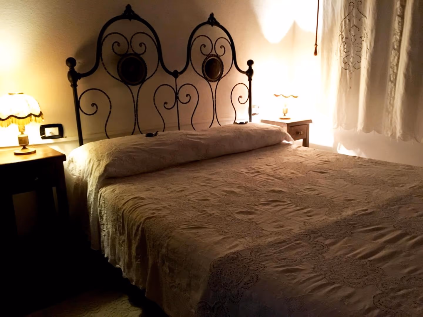 Il letto matrimoniale con la lampada sul comodino