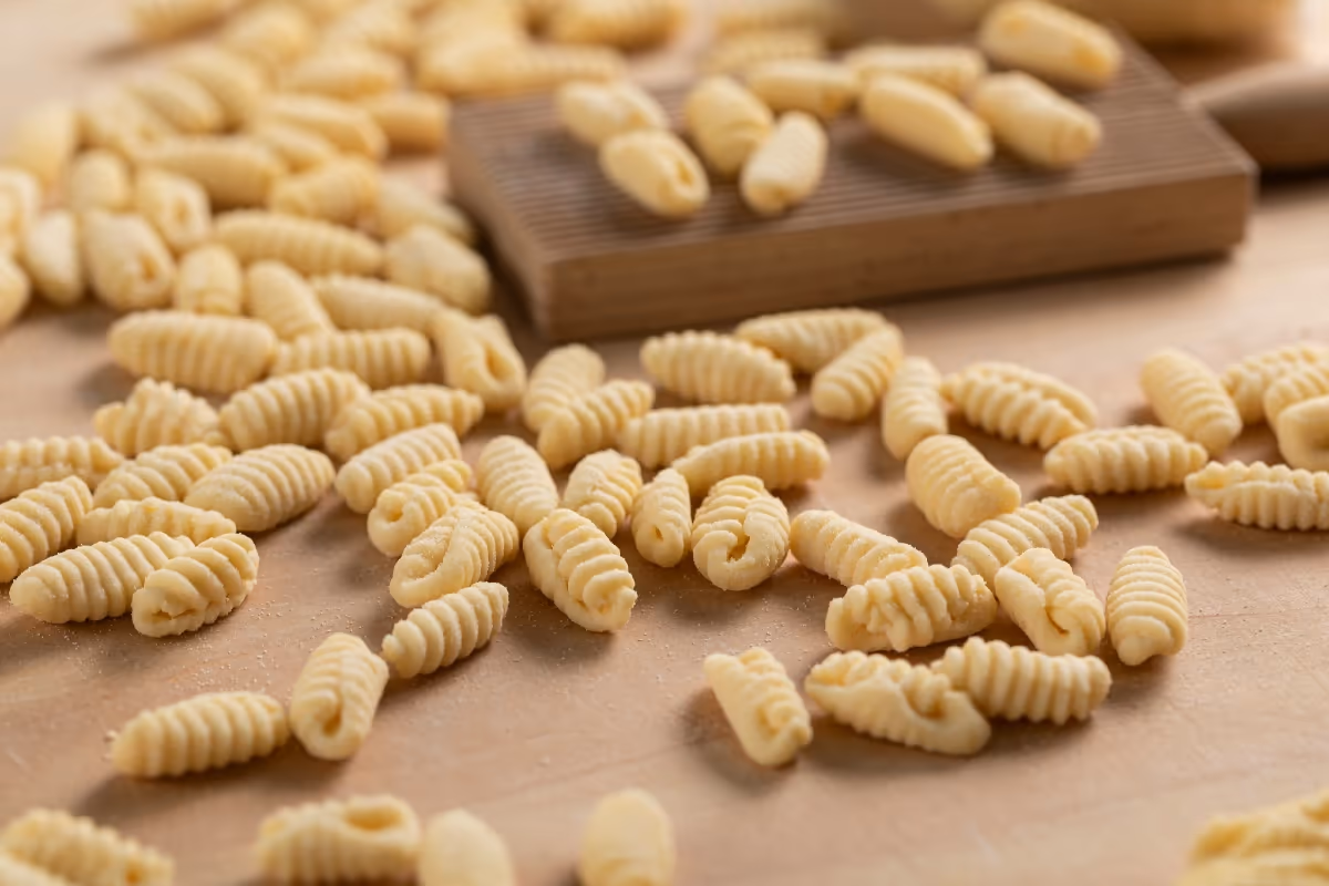 Gnocchetti sardi appena fatti accanto alla tavoletta rigata